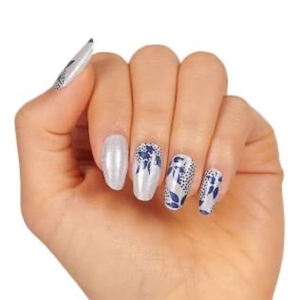 🌸Sale:3/$30🌸 Color Street Nail strips. Shade: Leaf it to me. - Picture 2 of 3